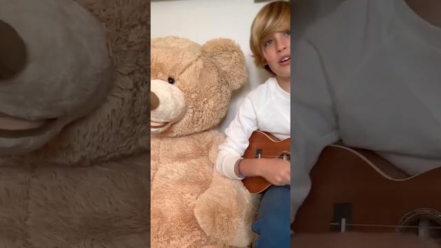 12 Years old play Ho Hey by The Lumineers смотреть онлайн