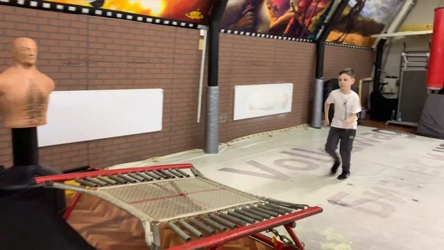 Летаем в падение на спину с батута смотреть онлайн