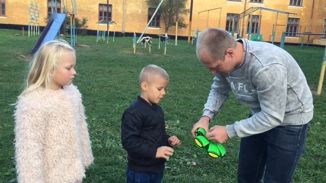 МЯЧ ТРАНСФОРМЕР ЛАЖА Игровой набор SUNROZ Flying UFO Ball тарелка-мяч LED Зеленый сима смотреть онлайн