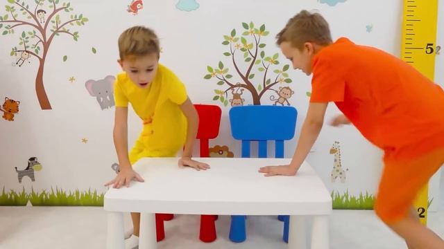 Vlad and Niki play in Inflatable Castle and other funny challenges for kids смотреть онлайн