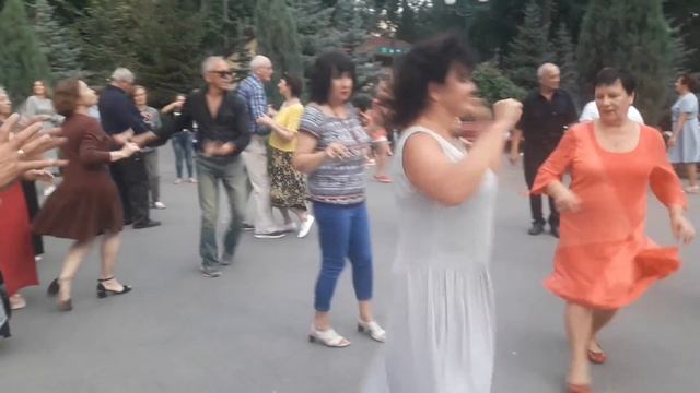 За четыре моря!!! ??Танцы в парке Горького!!! ??Харьков 2021 смотреть онлайн