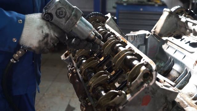 Тыыыыыдыщ! Команда разобрала двигатель V8! Сердце Кабана, ЦэЭль в кузове 140! Это жарче, чем огонь! смотреть онлайн