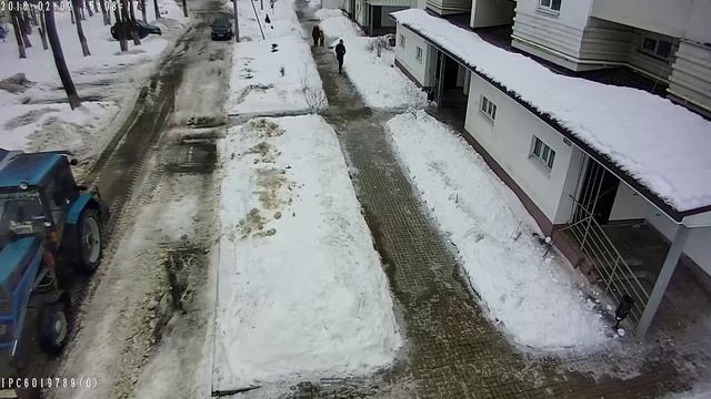 Уборка двора в одном из домов оборудованного системой видеонаблюдения смотреть онлайн