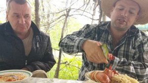 ОБЖОР СПАГЕТТИ с сардельками/МУКБАНГ с Лëхой на даче