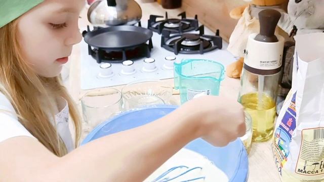 Кулинарное Волшебство с Маленькой Вероникой: Тонкие Блины с Душистым Ароматом Домашнего Уюта!