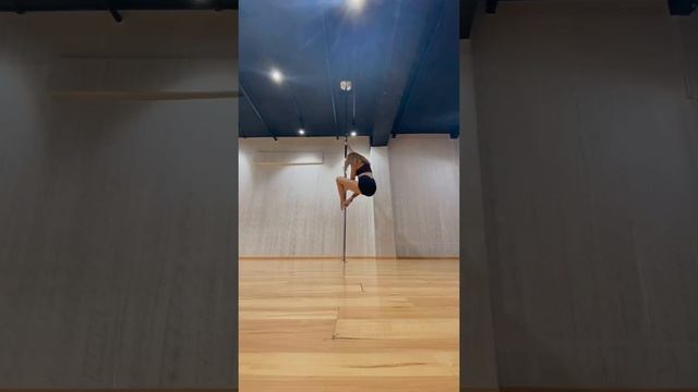 Pole dance | Shruti Sinha смотреть онлайн