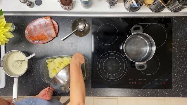 Сёмга с картошкой с соусом бешамель запеченная в духовке!!! Очень вкусно!! Простой рецепт!!! смотреть онлайн
