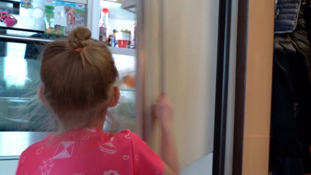 Поиграйка для детей малышей - Маленькая Вера - Играем с куклой пупсиком смотреть онлайн