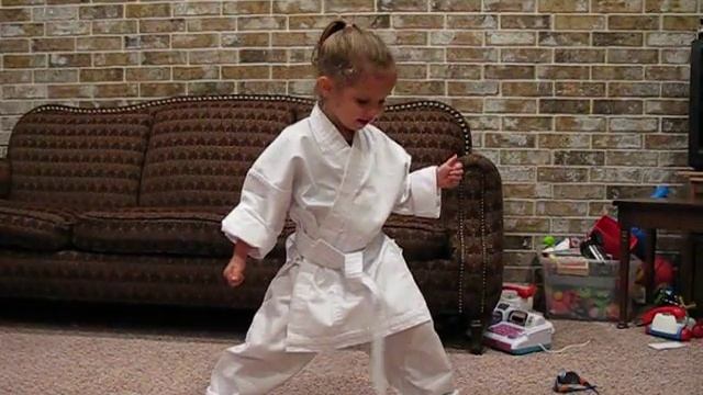 Karate Kid Princess - 4 year old showing off her moves after her 2nd Karate lesson смотреть онлайн