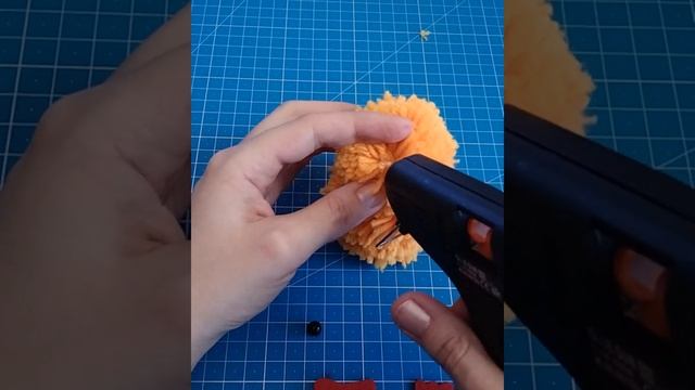 Красивый ЦЫПЛЕНОК из пряжи (помпонов)