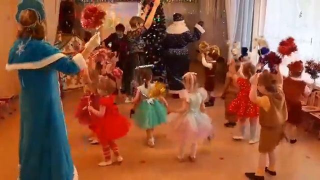 Танец с султанчиками "Кружатся в небе снежинки", 2 мл.гр, МБДОУ 65 смотреть онлайн
