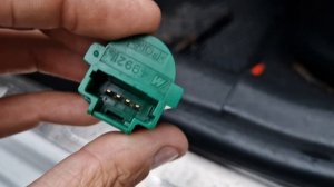 Заміна датчика стопсигналу педалі тормоза на Сітроен С4 Пежо