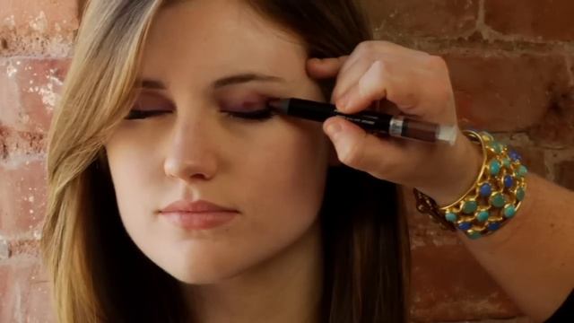 How to Do a Smokey Eye With False Eyelashes : Lip Service смотреть онлайн