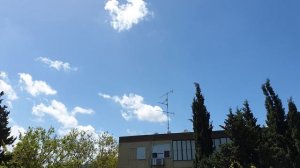 Только что прозвучала сирена в Израиле. Почему все стоят когда звучит сирена?