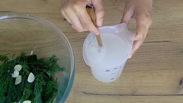 Ну, ОЧЕНЬ Вкусные и хрустящие Малосольные огурчики на минеральной воде! смотреть онлайн