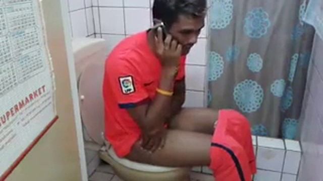 Уронил телефон в СОРТИР.0__0 смотреть онлайн