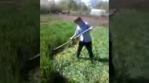 Мальчик 9 лет косит траву