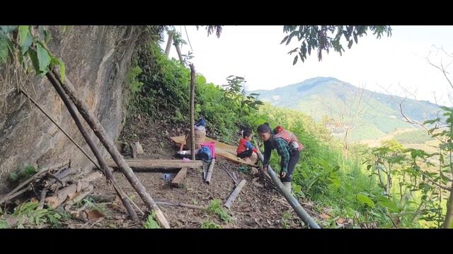 A single mother raising two children built a house out of banana leaves смотреть онлайн