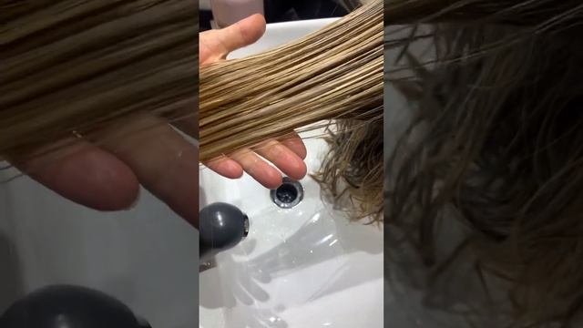 Инновационное #окрашивание в Блонд. Оформление отросших корней. #салонкрасоты #москва #блондинка смотреть онлайн