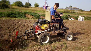 Выпахиваем картошку мини трактором из мотоблока Нева.mp4 смотреть онлайн