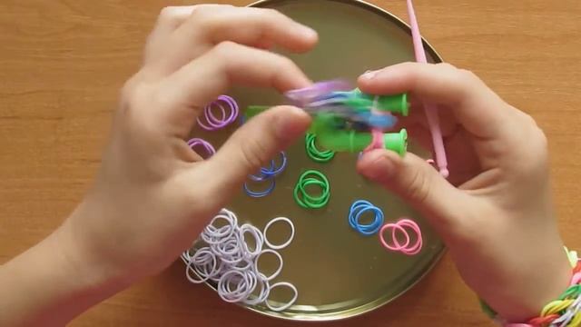 БРАСЛЕТ ИЗ РЕЗИНОК "ДРУЗЬЯ". Плетение на рогатке для начинающих. Видео смотреть онлайн