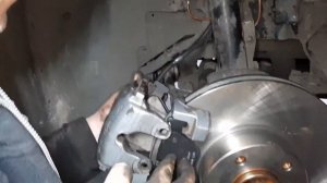 BMW E39 5 серии М62. Замена передних тормозных шлангов и трубок