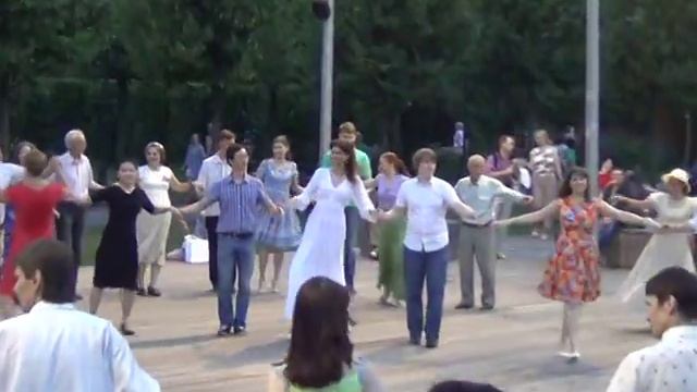 Испанский вальс. Парк Горького. Бал в честь дня Семьи, Любви и Верности. www.rpu-dance.ru смотреть онлайн