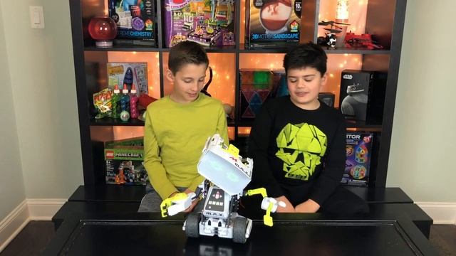 Can M.A.X. The Robot Tell Our Fortune? | Interacting with the Meccano MAX Robot! смотреть онлайн