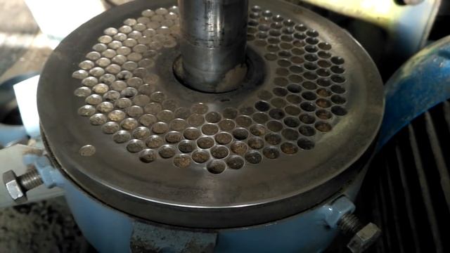 Усиленный гранулятор, гранулирование опилки(древесные отходы) смотреть онлайн