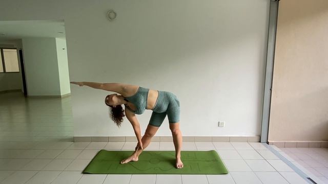 Поза треугольник Trikonasana смотреть онлайн