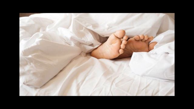 Почему спать под одеялом - жарко, без одеяла - холодно, а если высунуть ногу, то - в самый раз? смотреть онлайн