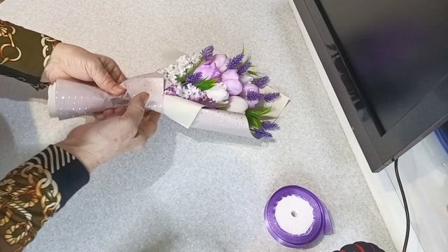 ?Как красиво завернуть букет в упаковочную бумагу? МК?Мыловарение ? смотреть онлайн
