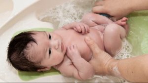 КУПАНИЕ НОВОРОЖДЕННОГО РЕБЕНКА | Как первый раз купать новорожденного малыша