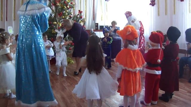 Новогодний утренник в средней "Б" группе (6) смотреть онлайн