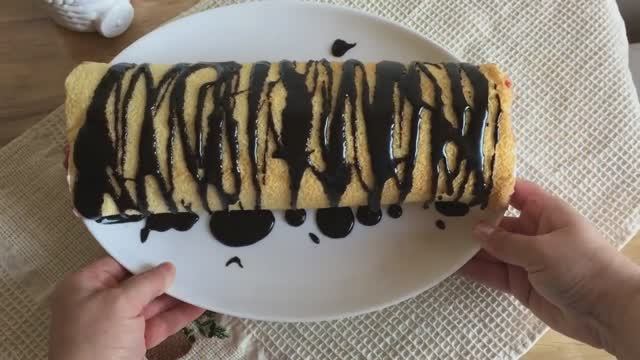 Рулет с ягодами | Бисквитный рулет к чаю - БЫСТРЫЙ РЕЦЕПТ смотреть онлайн