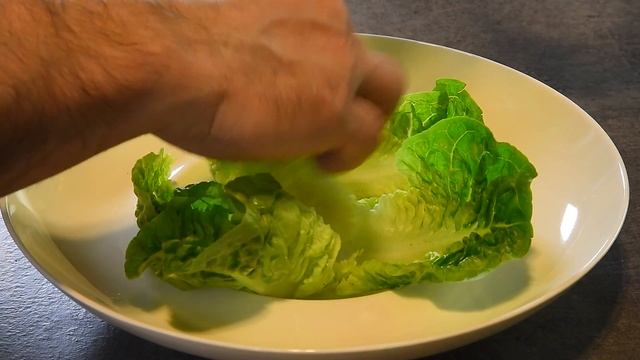 Cézár-saláta Parmezánchipsszel és Szívsalátával