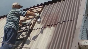 Покраска шифера ручным пневмораспылителем/ Painting slate manual pneumatic sprayer