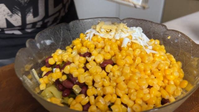 Пивной САЛАТ. Салат с сухариками и копченой колбасой. смотреть онлайн