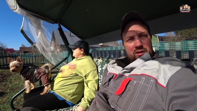 VLOG! Весенние работы на даче??Пересадили ёлки/Топим печь?/Поставили качель/Посадили черноплодку!?? смотреть онлайн