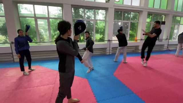 Тренировка на лапах смотреть онлайн