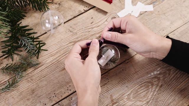 DIY : Christmas baubles as place cards by Søstrene Grene смотреть онлайн
