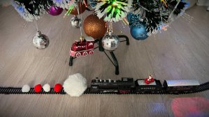 Паровозик под новогодней ёлкой и "снежки" на железной дороге / Видео про поезда игрушки