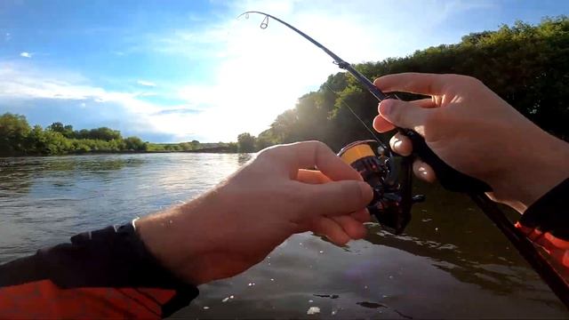 Злые поклёвки на бурном перекате | Ловля голавля и щуки на кренки и минноу летом | Спиннинг в июне смотреть онлайн