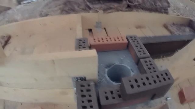 Начал второй дымоход. Работа идет медленно. Погода испортилась идут дожди.