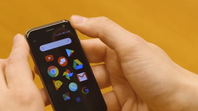 Palm Phone hands-on: an Android phone for your phone смотреть онлайн
