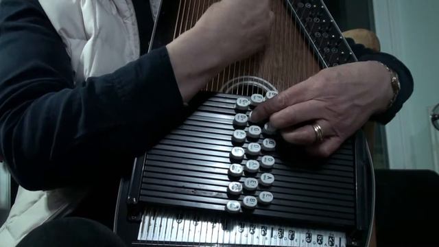 A tune played with autoharp chords and ukulele melody смотреть онлайн
