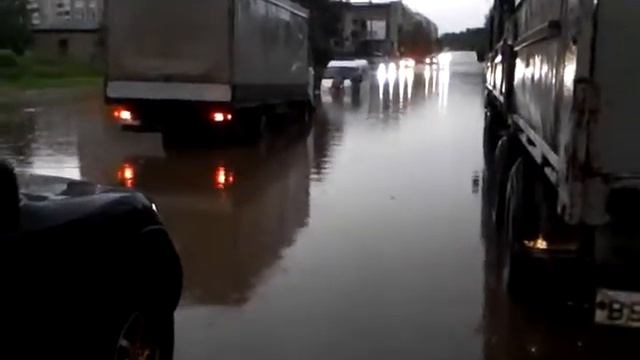 Лада гранта с водой в багажнике и вызволение полицейского экипажа из водного плена смотреть онлайн