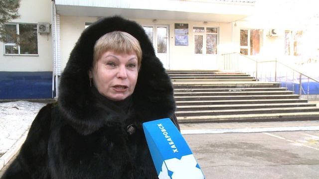 Как справляются со льдом на дорогах после дождя и похолодания в Хабаровске смотреть онлайн