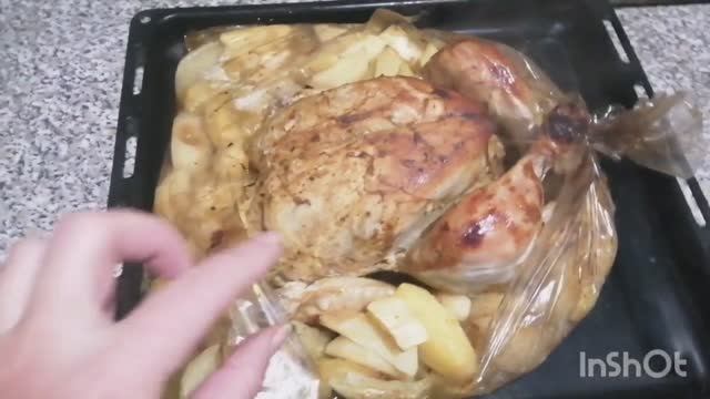 Шикарная курица, запечённая в рукаве целиком с овощами,рецепт подойдёт и на праздничный стол ! смотреть онлайн