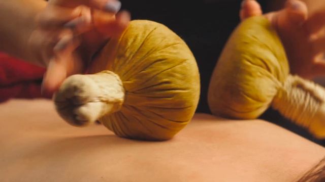 Массаж травяными мешочками